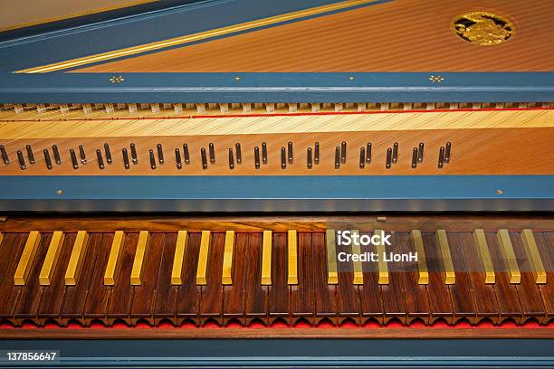 ブルースピネットharpsichord ブラウンの木製のキーボード - ハープシコードのストックフォトや画像を多数ご用意 - ハープシコード, スピネット, ターコイズブルー