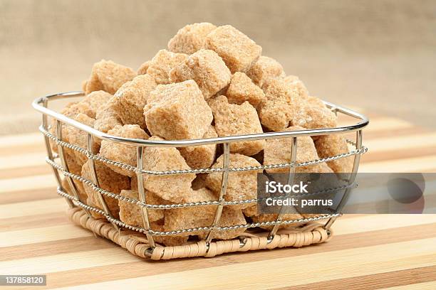 Foto de Destaque De Não Refinado Brown Sugar Em Uma Cesta De Junco e mais fotos de stock de Acaso