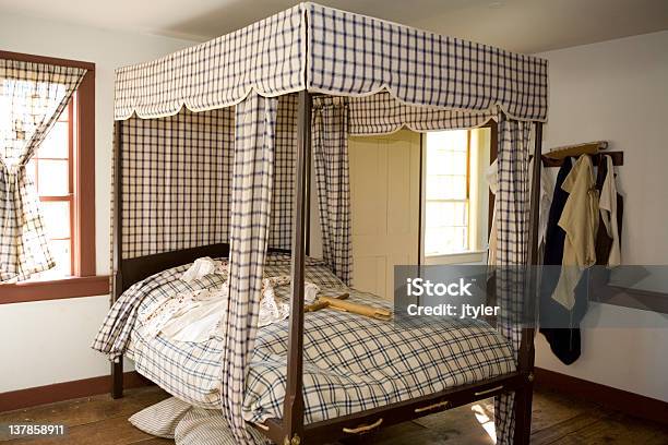 Colonial Dormitorio Foto de stock y más banco de imágenes de Estilo siglo XVIII - Estilo siglo XVIII, Cama, Arquitectura