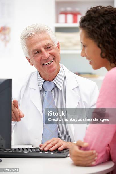 Medico Senior Femminile Con Paziente - Fotografie stock e altre immagini di 60-69 anni - 60-69 anni, Adulto, Adulto in età matura