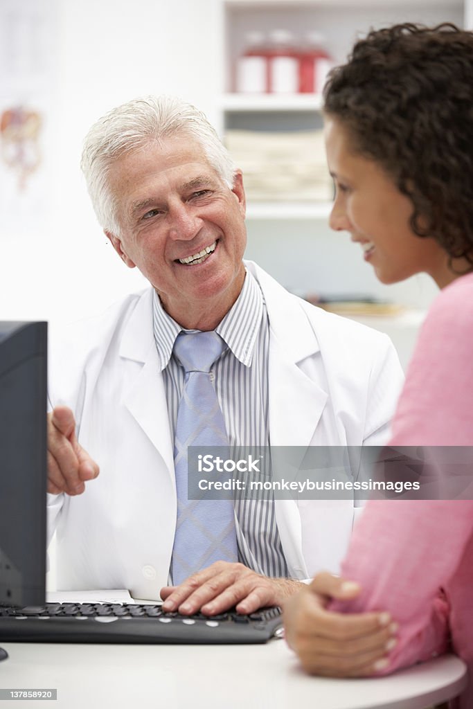 Doutor com paciente do sexo feminino sênior - Foto de stock de 20 Anos royalty-free