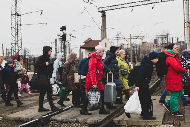 ukrainer bei der ankunft am bahnhof in lemberg, ukraine - krieg stock-fotos und bilder