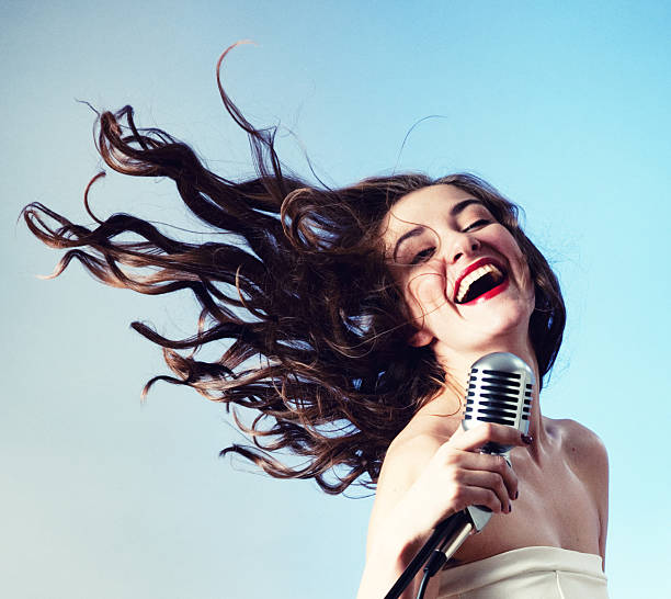 Kobieta Śpiewać w mikrofon – zdjęcie
