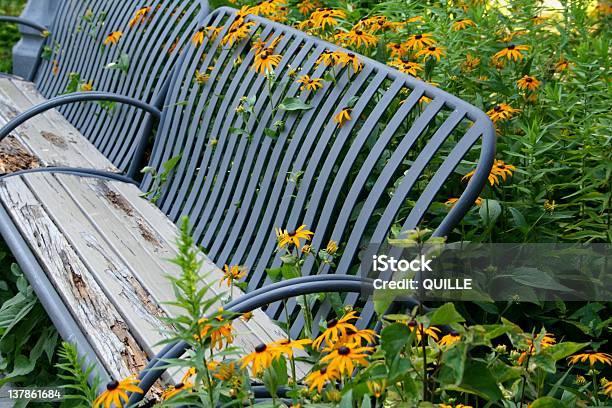 Foto de Banco Coberto De Flores e mais fotos de stock de Assento - Assento, Banco - Assento, Banco de Parque