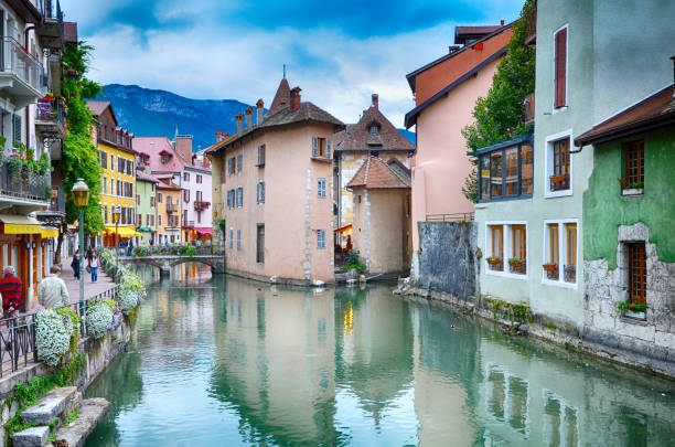 vista della strada della città vecchia ad annecy, francia - rhone bridge foto e immagini stock