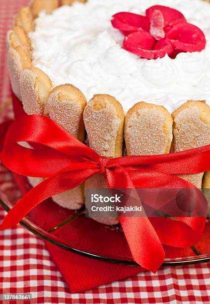 Foto de Delicioso Bolo Doce e mais fotos de stock de Batido - Batido, Baunilha - Condimento, Biscoito