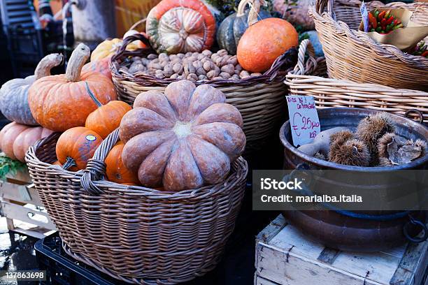 Outono De Mercado - Fotografias de stock e mais imagens de Abóbora-Menina - Cucúrbita - Abóbora-Menina - Cucúrbita, Alimentação Saudável, Arranjo