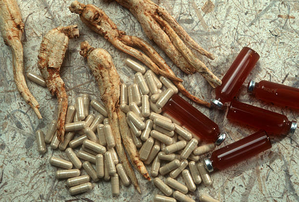 ginsing - chinese medicine herb pill nutritional supplement стоковые фото и изображения