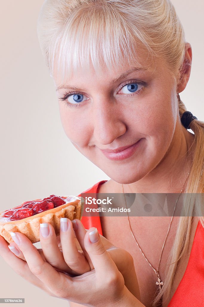 Femme en rouge posant avec gâteau - Photo de Adulte libre de droits