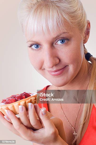 Kobieta W Red Pozujących Z Ciasto - zdjęcia stockowe i więcej obrazów Blond włosy - Blond włosy, Chrupkie ciasto, Ciastko