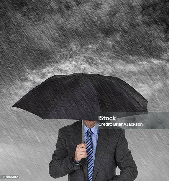 Empresário Abrigarse - Fotografias de stock e mais imagens de Chuva - Chuva, Gerente, Abrigar-se