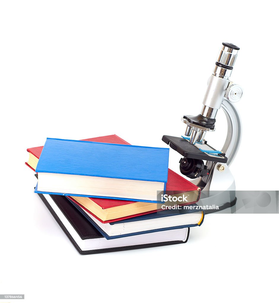 Microscope, les livres isolé sur blanc - Photo de Analyser libre de droits