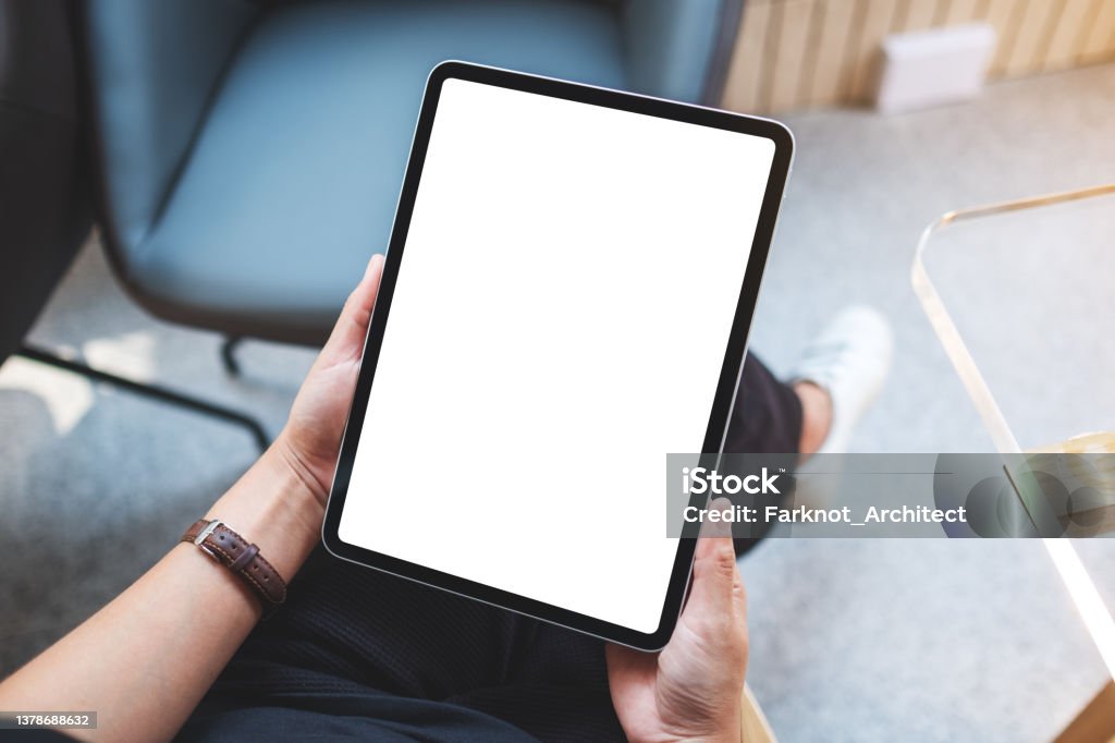Mockup image of a woman holding digital tablet with blank white desktop screen in cafe - Royalty-free Tablet-pc Stockfoto