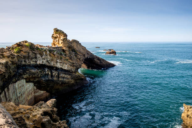 rocha da virgem e à beira-mar em biarritz - rocher de la vierge - fotografias e filmes do acervo