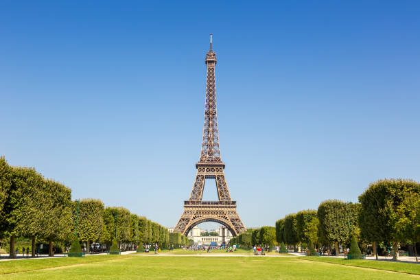 parigi torre eiffel francia punto di riferimento di viaggio - eiffel tower paris france famous place france foto e immagini stock