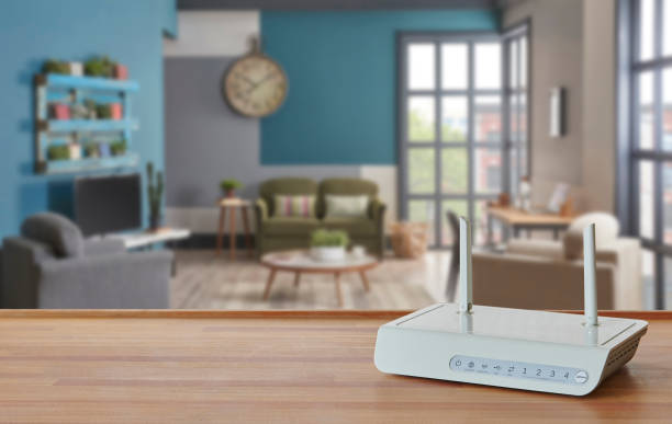 modem i router skrzynka na stole i tle salonu rozmywa koncepcję. - modem wireless technology wlan communication zdjęcia i obrazy z banku zdjęć