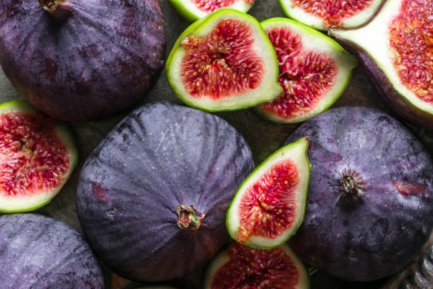 fruta fresca de higo y rodajas de higos, fondo - fig fotografías e imágenes de stock