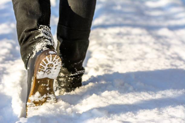 wandern in schneestiefeln, wintermode für frauen - snow track human foot steps stock-fotos und bilder