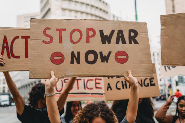 as pessoas estão marchando em greve contra a guerra - stop action - fotografias e filmes do acervo