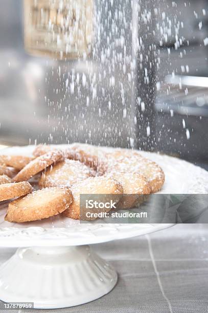 Foto de Bolinhos e mais fotos de stock de Açúcar - Açúcar, Açúcar em Pó, Biscoito