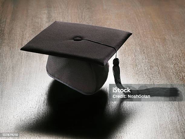 Площадь Academic Hat — стоковые фотографии и другие картинки Matriculation - Matriculation, Академическая шапочка, Богатство