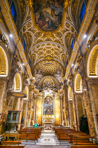 La impresionante nave central de la iglesia de San Luis de los Franceses en el corazón barroco de Roma photo
