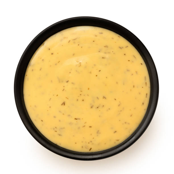 salsa di miele e senape con aneto in una ciotola di ceramica nera. vista dall'alto. - mustard sauce foto e immagini stock
