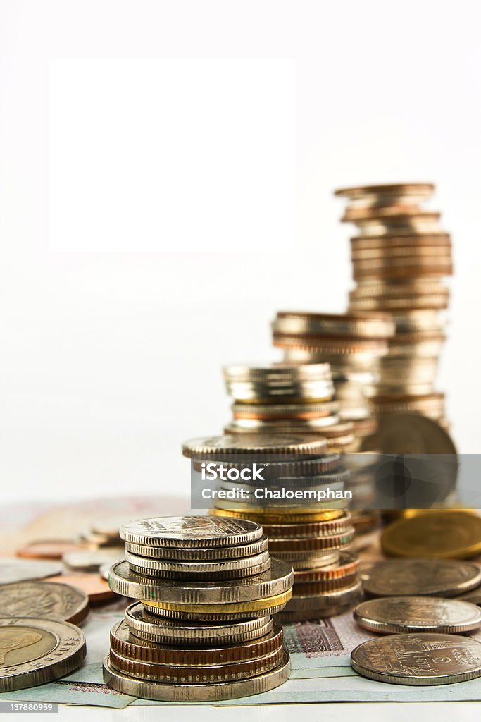 Pile de pièces de monnaie et de billets, isolation - Photo de Activité bancaire libre de droits
