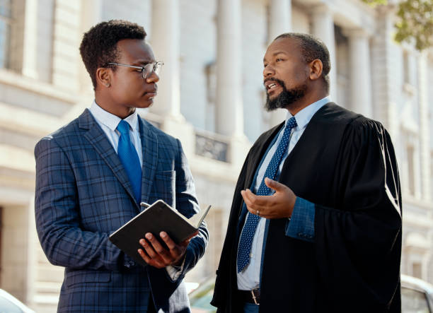 tiro de dois advogados falando na cidade - book business business person formalwear - fotografias e filmes do acervo