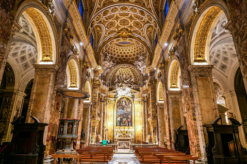 La impresionante nave central de la iglesia de San Luis de los Franceses en el corazón barroco de Roma photo