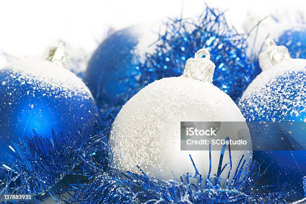 Blau Und Silber Weihnachten Bälle Stockfoto und mehr Bilder von Blau - Blau, Christbaumkugel, Dekoration