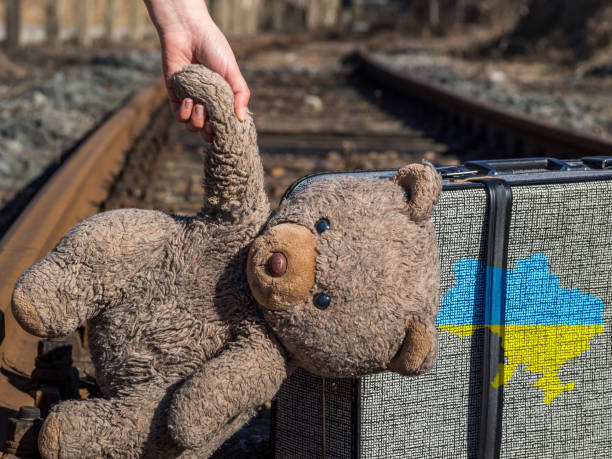 enfants fuyant le contexte de la guerre - stuffed animal photos photos et images de collection