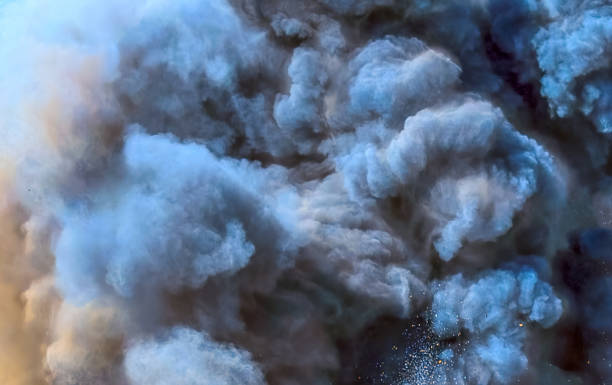 мощный взрыв в аравийской пустыне - middle east flash стоковые фото и изображения