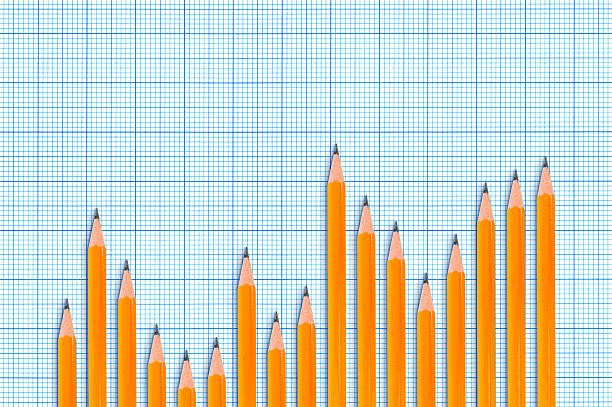 sharpened карандашей, бар диаграмма graph на синем фоне - mathematical symbol mathematics pencil sharp стоковые фото и изображения