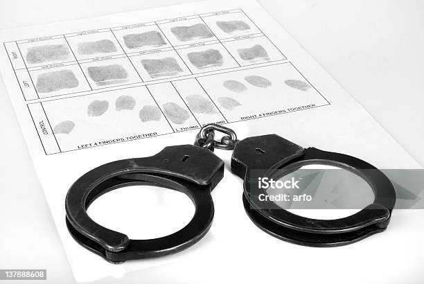 Photo libre de droit de Handcuff Et Empreinte Digitale banque d'images et plus d'images libres de droit de Blanc - Blanc, Couleur noire, Crimes et délits