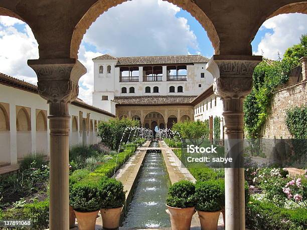 Photo libre de droit de Alhambra Espagne Du Généralife banque d'images et plus d'images libres de droit de Cour intérieure - Cour intérieure, Fontaine, Jardins du Généralife