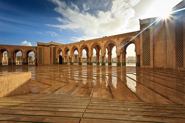 cortile interno in marmo di hammam ii moschea - moschea hassan ii foto e immagini stock