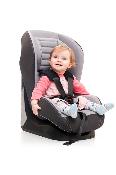 menina sentada na cadeira de criança - car baby baby car seat child imagens e fotografias de stock