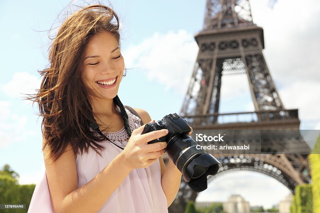 Turistico di Parigi con fotocamera - Foto stock royalty-free di Esploratore