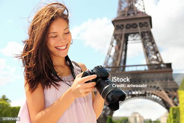 Turistico Di Parigi Con Fotocamera - Fotografie stock e altre immagini di Esploratore - Esploratore, Etnia indo-asiatica, Parigi