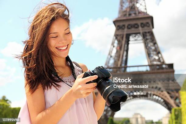 Turísticos De Paris Com Câmera - Fotografias de stock e mais imagens de Asiático e indiano - Asiático e indiano, Explorador, Paris - França