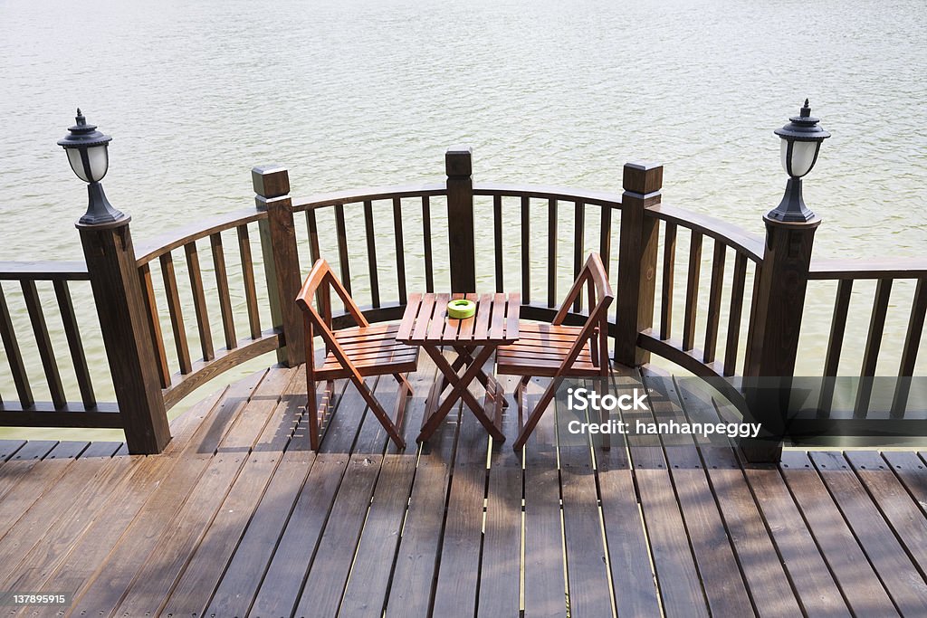 patio con mesa y sillas - Foto de stock de Agua libre de derechos