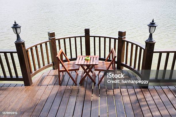 Foto de Pátio Com Mesa E Cadeiras e mais fotos de stock de Ajardinado - Ajardinado, Assento, Balaustrada