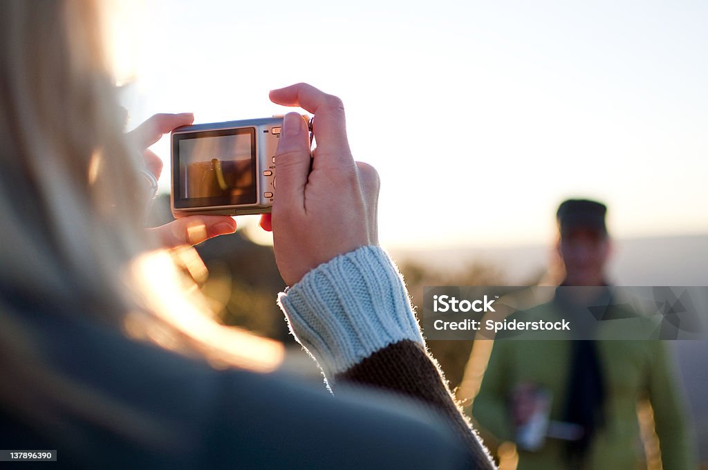 Tomar una fotografía - Foto de stock de Cámara libre de derechos