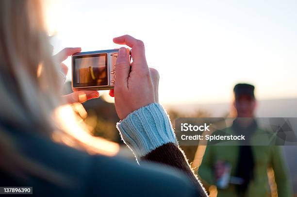 Tomar Una Fotografía Foto de stock y más banco de imágenes de Cámara - Cámara, Dos personas, Cámara digital