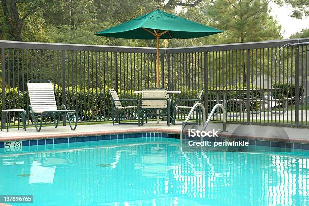 Foto de À Beira Da Piscina e mais fotos de stock de Piscina - Piscina, Cerca, Ao Lado de Piscina