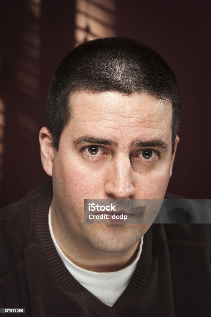 Mann mit kurzen Haaren looks lintently - Lizenzfrei Blick in die Kamera Stock-Foto