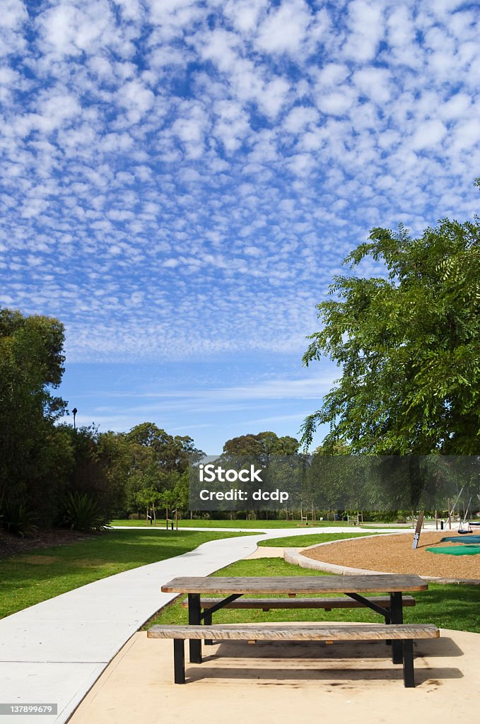 Banco en un parque - Foto de stock de Aire libre libre de derechos