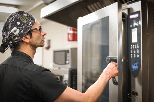 มาสเตอร์เชฟและพ่อครัวเตรียมอาหารในร้านอาหาร