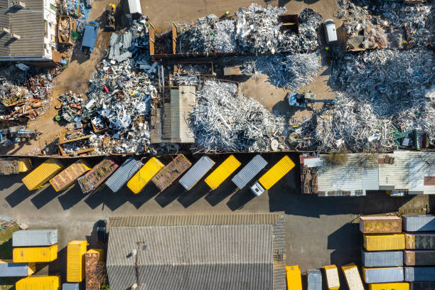 ferro-velho, centro de reciclagem - vista aérea - recycling center junkyard car scrap metal - fotografias e filmes do acervo